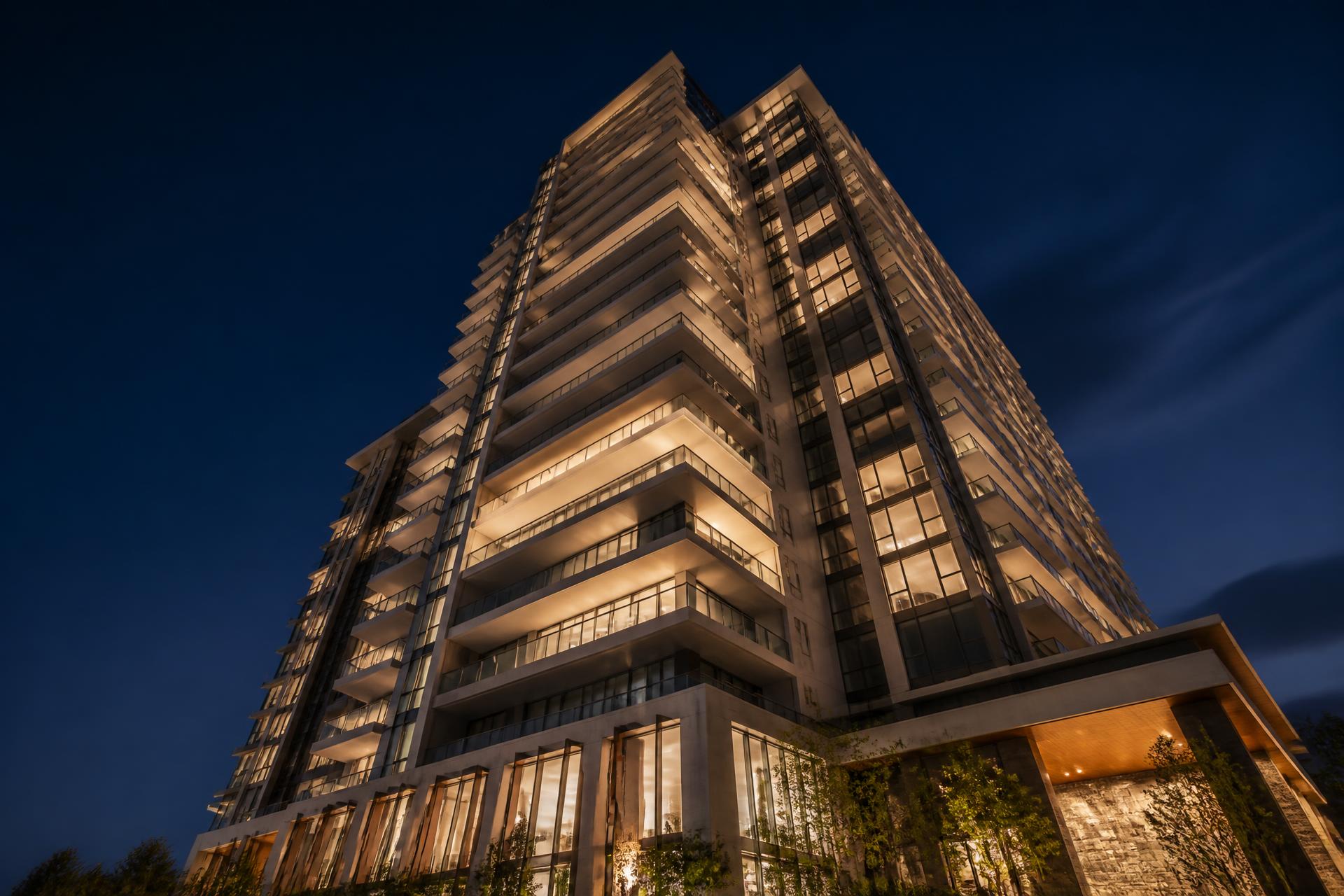 Torre residencial da Pauri Construtora iluminada ao anoitecer